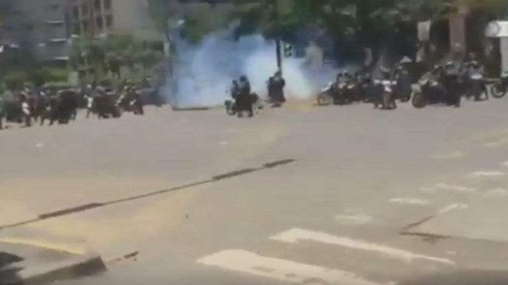 Χάος στη Βενεζουέλα – Aστυνομικοί τραυματίστηκαν από έκρηξη (βίντεο)